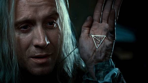 Mit tart a kezében Xenophilius Lovegood?