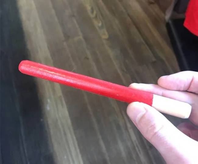 A munkások ilyen piros botokat használnak, hogy tudják, mikor tökéletesen érett a paprika a Tabasco szószhoz, vagyis hogy mikor kell leszedni őket.