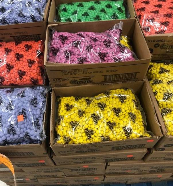 „Ez az élelmiszerbolt szín szerint rendezve árulja az M&amp;M's cukorkákat."
