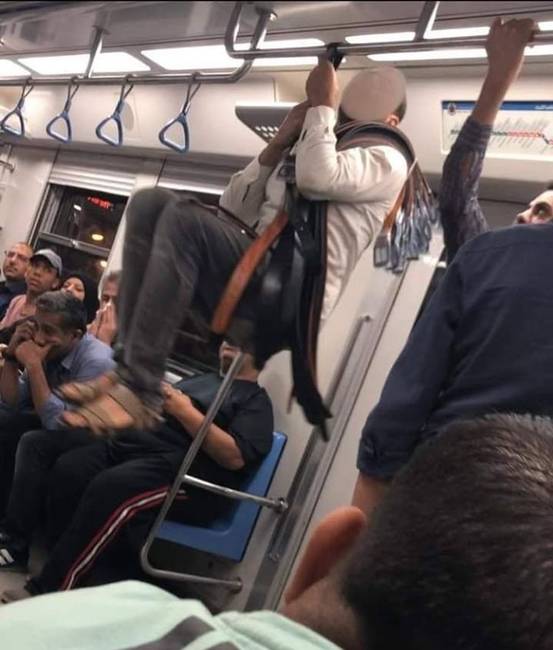 Az egyiptomi metró árusai egy külön fajt képviselnek. Ez a fickó például most azt próbálja bizonyítani, hogy annyira jó minőségűek az övei, hogy még őt is elbírják.