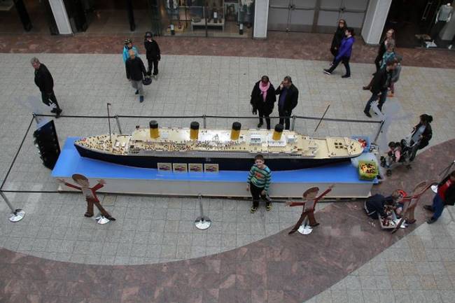 Egy autista kisfiú 56 ezer darab kockából építette fel a világ legnagyobb LEGO-Titanicját