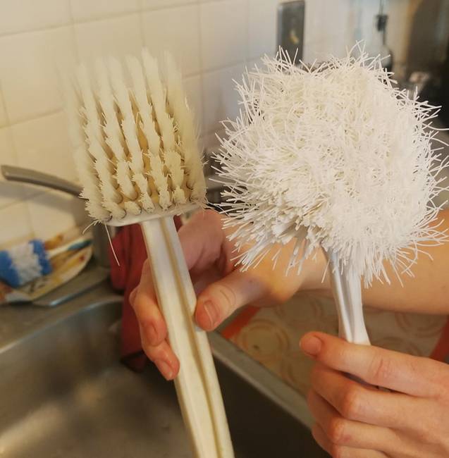 Így néz ki egy minőségi mosogatókefe, amit 15 éve használnak, és egy olcsó mosogatókefe, amit 2 éve.