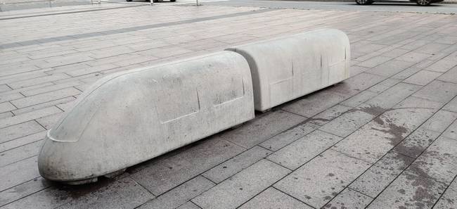 A svédországi Malmöben a vonatállomás közelében lévő betonkorlát is vonat alakú.