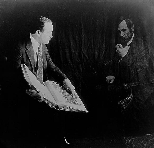 Harry Houdini, amin épp Abraham Lincoln 'szellemével' beszélget.