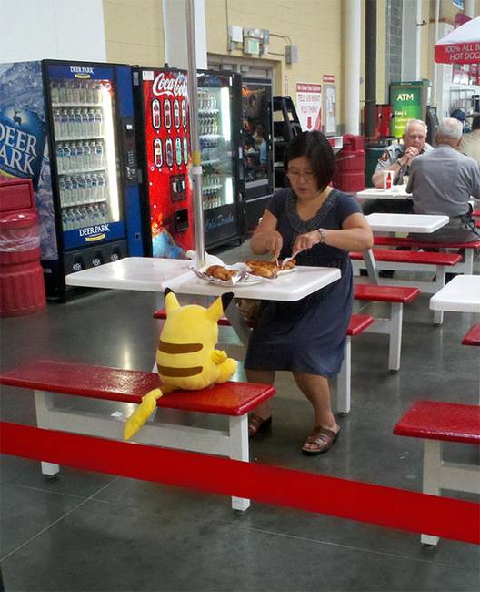 Semmi extra, csak egy Pikachu-val ebédelő nő...nyugodtan görgess tovább.