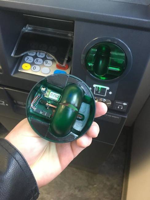 Mindig vizsgáljuk meg a kártyaolvasót, és ha kétségeink támadnak, inkább keressünk egy másik automatát.