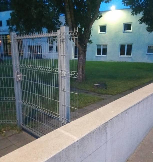Az épület védve van, itt senki nem megy át.