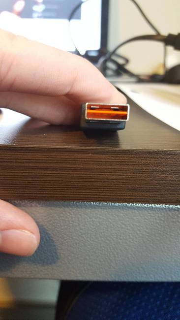 Kétféleképpen bedugható USB csatlakozó.