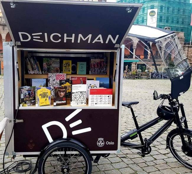 Oslo utcáin mobilkönyvtárakkal népszerűsítik a könyvolvasást.