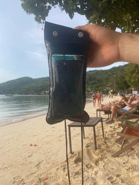 „Thaiföldön vettem ezt a vízálló telefontokot, és elmentem vele úszni."