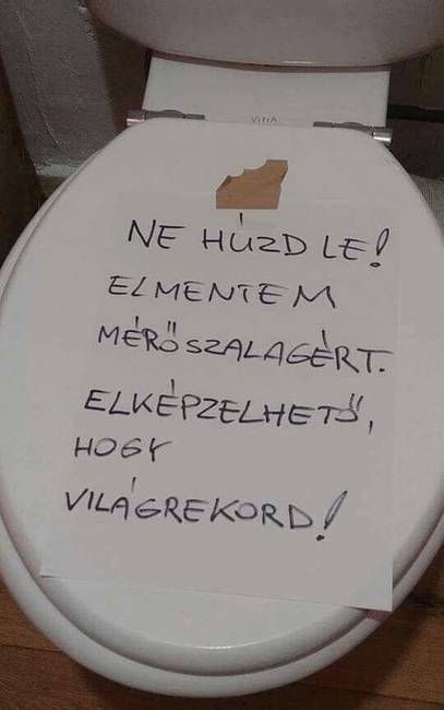 „2 hete van ez a felirat az irodánk egyik vécéfülkéjében."