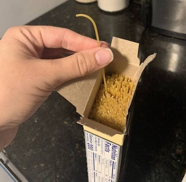 „Találtam egy görbe spagettit, a tésztámban."