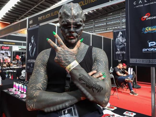 A francia férfi, aki fekete földönkívülivé változtatta magát