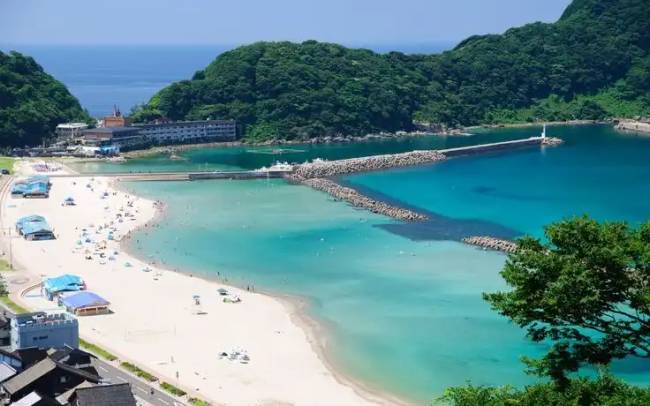 Miért nem úsznak a japánok soha a partjaik közelében, még nagy melegben sem?