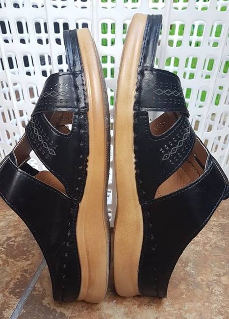 „Ezeket a papucsokat az AliExpress-ről rendeltem. Az egyik 38-as méretű, a másik 39-es."