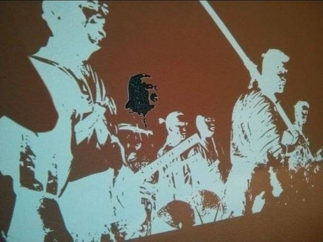 Ezután minden adott hozzá, hogy aprólékos, finom mozdulatok segítségével belekezdjünk a festésbe. A nagyobb felületeken persze használhatjuk a festőhengert.