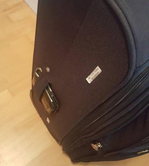 „Tegnap két átszállással buszoztam úgy, hogy valamilyen oknál fogva a bőröndöm fogantyújához tettem a pénztárcámat. Senki nem lopta el, mindenem meg van. Szerencsém volt."