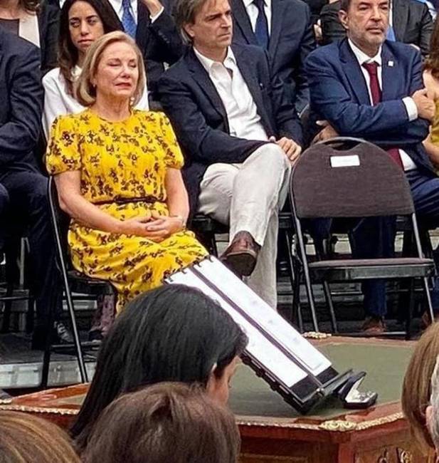 Csak egy nő furcsa lábakkal.