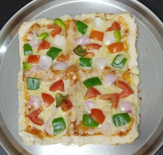 5 perc alatt elkészíthető pirítós kenyér-pizza.