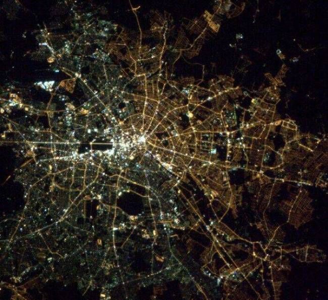 Az űrből még mindig látható a Kelet- és Nyugat-Berlin közötti határ az eltérő közvilágításnak köszönhetően.
