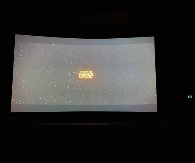 „A mozifilm vetítésének kezdete 22:00-ra volt kiírva, de csak 22:30-kor kezdődött, mert félórán át reklámokat adtak előtte."
