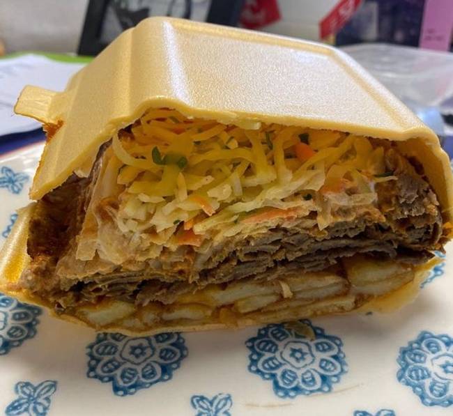 Így néz ki egy félbevágott elviteles döner tál.