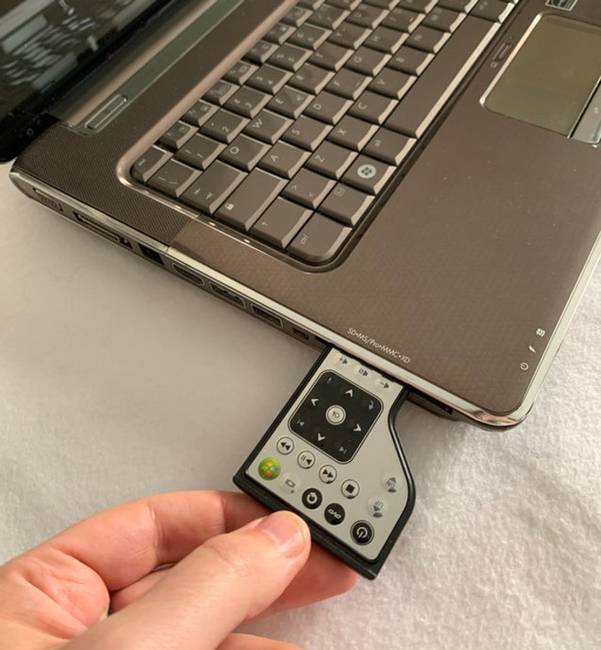 Ehhez a régi laptophoz még távirányító is járt.