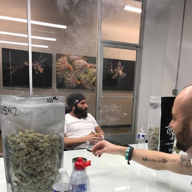 Így él az Instagram királya: csajok, fű és fegyverek