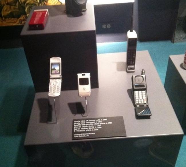 ,A 2004-es Motorola telefonom egy múzeumban. Eldobom az agyam...”