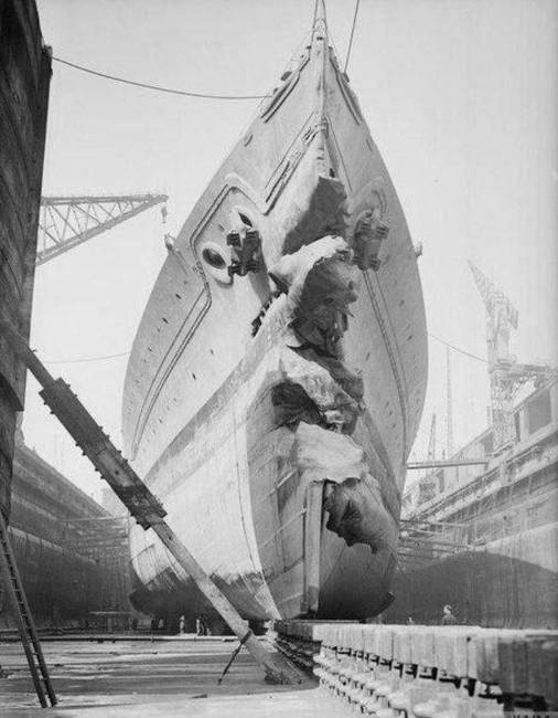 A HMS King George V csatahajó, miután 1942. május 1-én összeütközött a HMS Punjabi rombolóval.