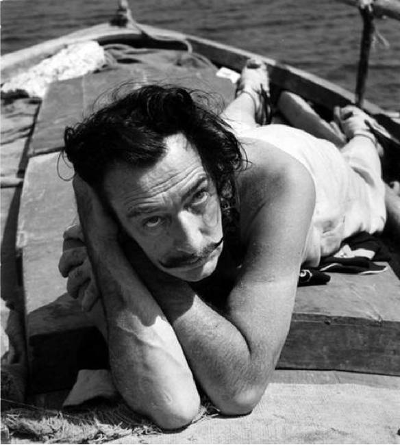 Csónakban napozó Salvador Dali 1953-ban, Port Lligat-ban.