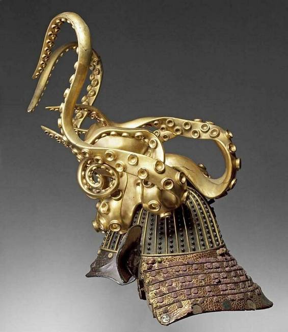 Az 1700-as években japán szamurájok viselték ezt a sisakot. Kabuto-nak hívják, és külön érdekesége, hogy védte a nyakat és a fej hátsó részét is.