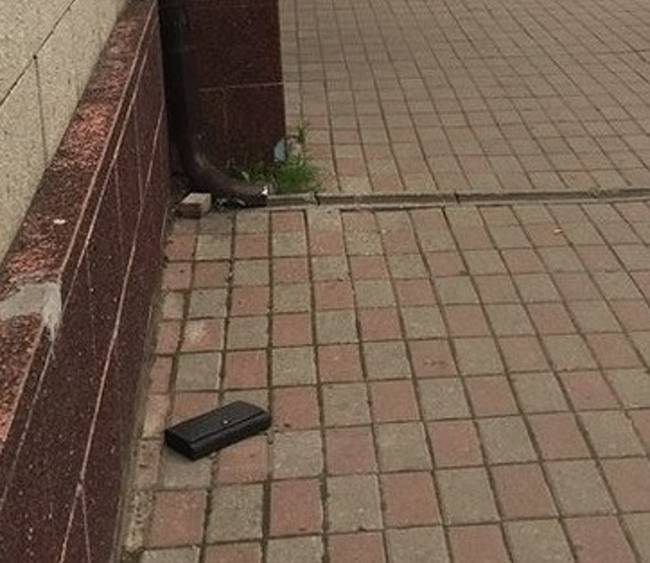 Kezdjük is egy város-szintű trollkodással: ez az "elveszett pénztárca szobra" az oroszországi Jaroszlavl városában. Természetesen gondosan a földhöz rögzítve, hogy még véletlenül se tudják felemelni a kíváncsi járókelők... :P