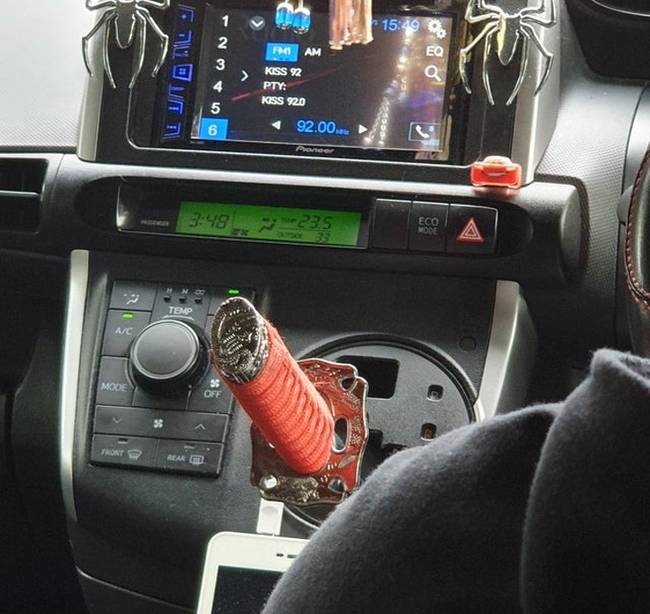 Ennek a taxinak a sebességváltója szamurájkard alakú.