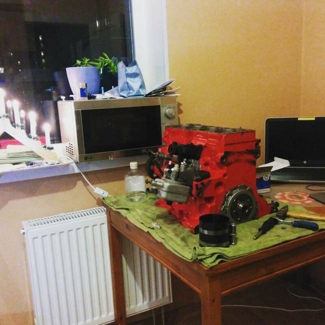 Csak legyen elpakolva, mielőtt a feleség hazaér.