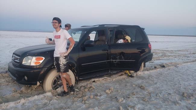 A kiszáradt tómeder még nem jelenti azt, hogy rá is lehet hajtani a kocsival.