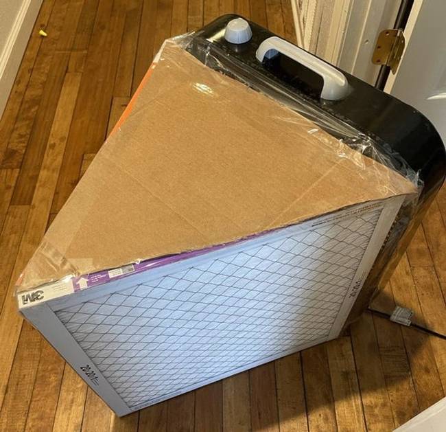 „Ezt a légtisztítót két szűrőből és egy ventilátorból építettem unalmamban.''