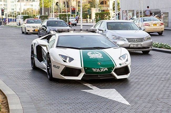 A dubaji rendőrök kizárólag luxusautókkal közlekednek.