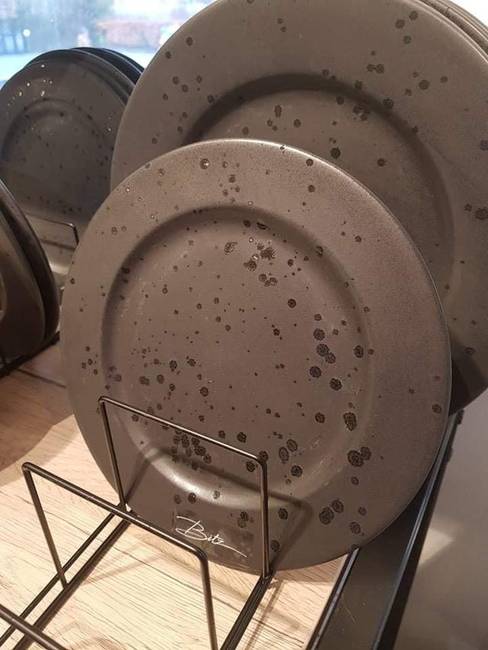 Ezek a tányérok a dizájnjuk miatt épp úgy néznek ki, mintha mindig koszosak vagy vizesek lennének.