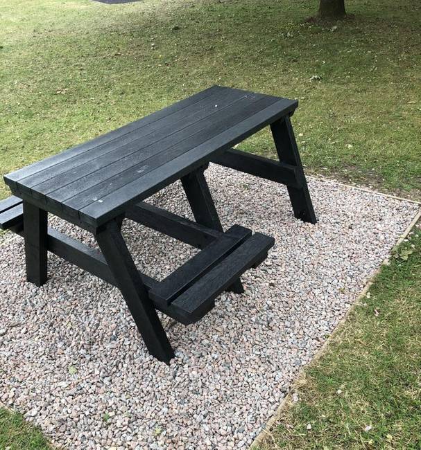 „A piknikező pad kerekesszékes nyílással egy nagyon praktikus ötlet, de a kavicságy nem könnyíti meg a dolgukat."