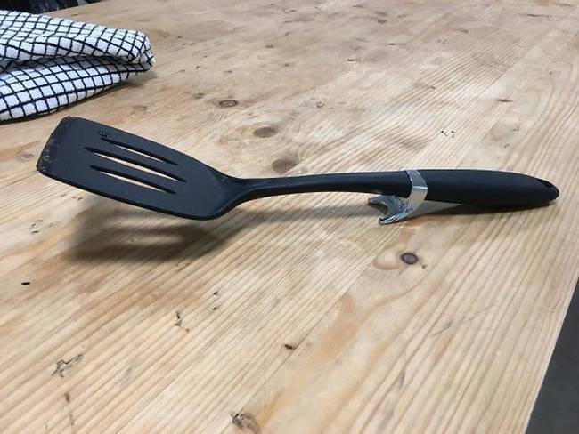 Egy spatula, ami a kitámasztójának köszönhetően nem fog mindent összefogni főzés közben.