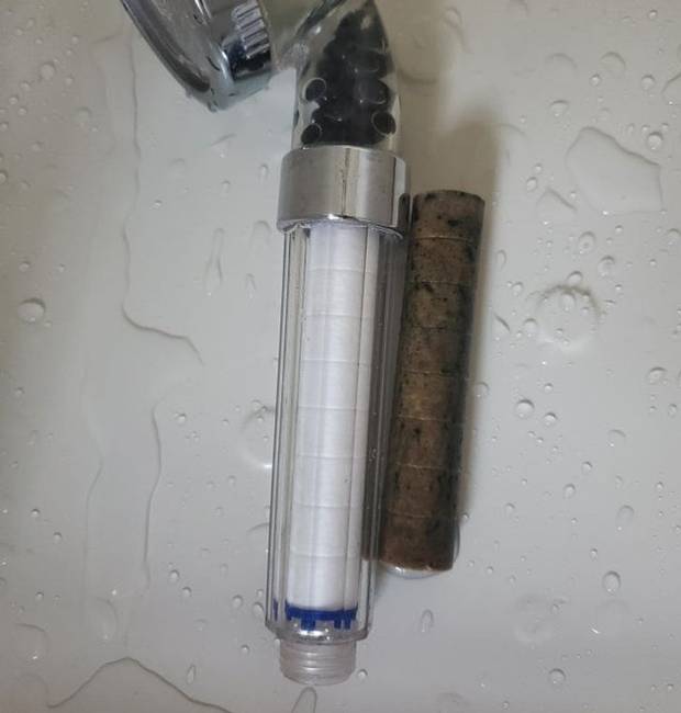 Egy zuhanyfej szűrője a régihez képest, ami 1 évig volt használatban.