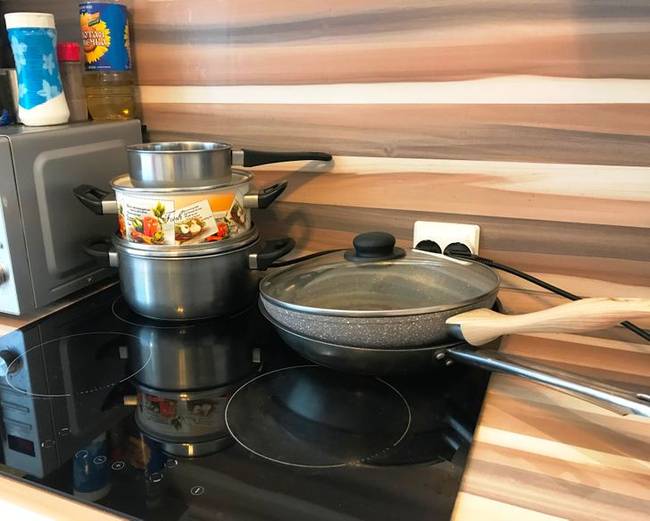 Edényekben tárolt edények, a helytakarékosság végett.