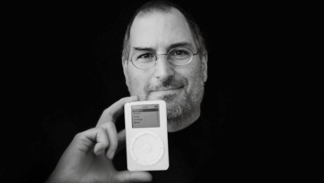 Steve Jobs valódi zseni volt, ez kétségtelen. Amikor az első iPod prototípusán dolgoztak, Steve minél kisebb készüléket szeretett volna készíteni, ám a mérnökök egyhangúan próbálták róla lebeszélni, mondván, hogy ez lehetetlen. Ekkor Steve Jobs megfogta a mérnökök prototípusát, behajította az akváriumba, majd az abból kiáramló légbuborékokra mutatva ennyit mondott: „ha ott elfér a levegő, az azt jelenti, hogy van még benne üres hely...” A mérnökök végül vékonyították a készüléket