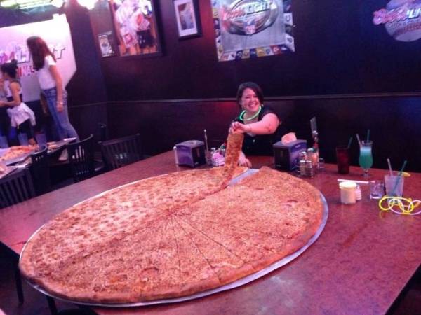 Ebben az étteremben tényleg HATALMAS méretű pizzákat készítenek.