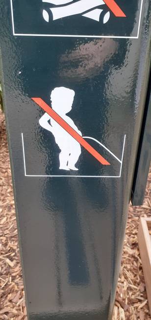 Tiltótábla egy brüsszeli parkban.