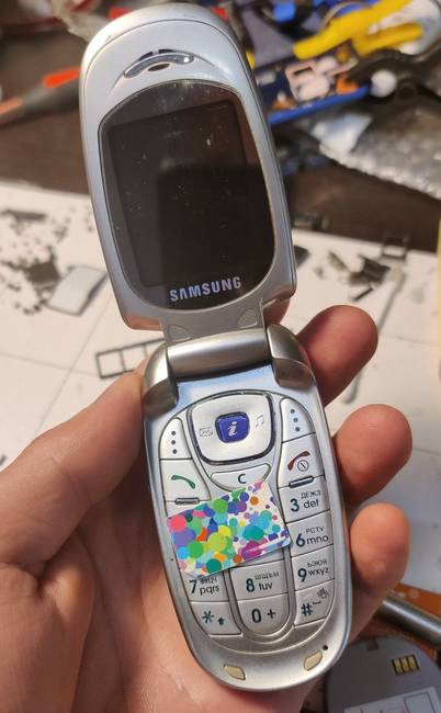 „Egy idős néni hozta be megjavíttatni ezt a telefont. Eszembe jutott az ifjúkorom, az első munkahelyem. Sírtam, megjavítottam, de nem fogadtam el tőle pénzt."