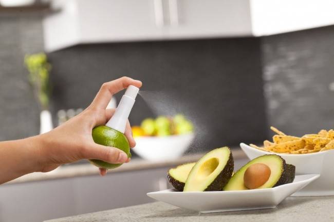 Citrus-spray, amit csak bele kell szúrni a gyümölcsbe és permetezni.