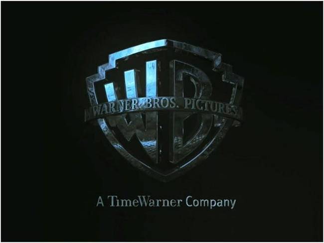 A "Harry Potter és a Tűz Serlege" című film elején a tükröződő Warner Bros logón egy kígyó tükröződése látható.