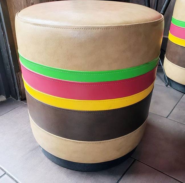 Egy hamburgerezőbe hozzá illő székek dukálnak.
